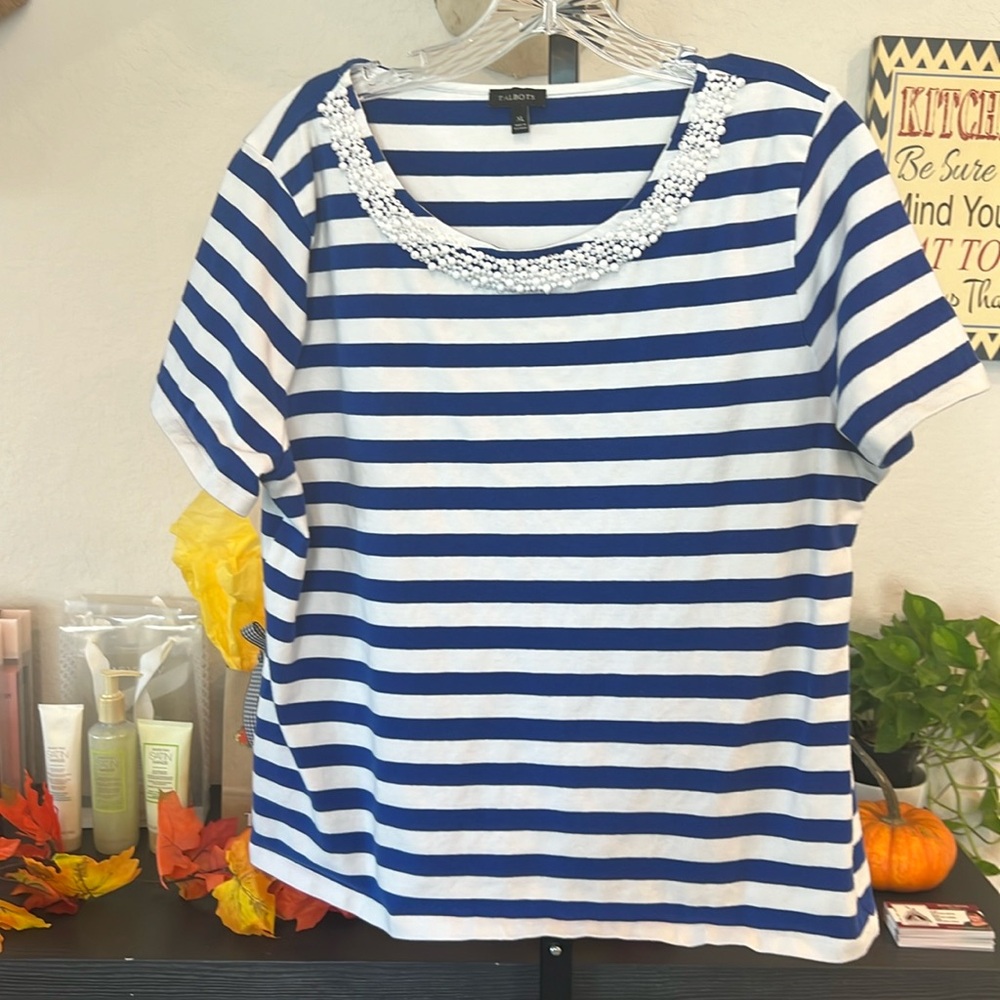 Women’s XL blue and white blouse with headed round neckline